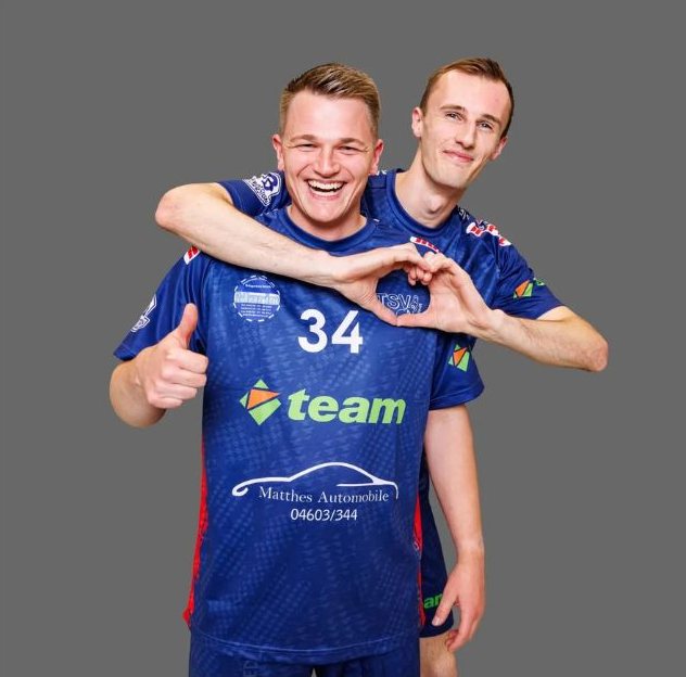 Zwei Spieler des TSV Sieverstedt im Heimtrikot