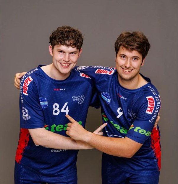 Spieler mit den Nummern 84 und 9 im Heimtrikot
