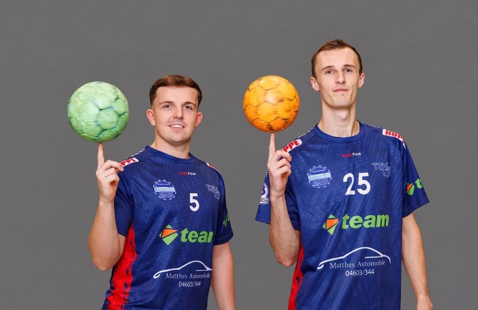 Zwei Spieler des TSV Sieverstedt drehen Handbälle auf dem Finger