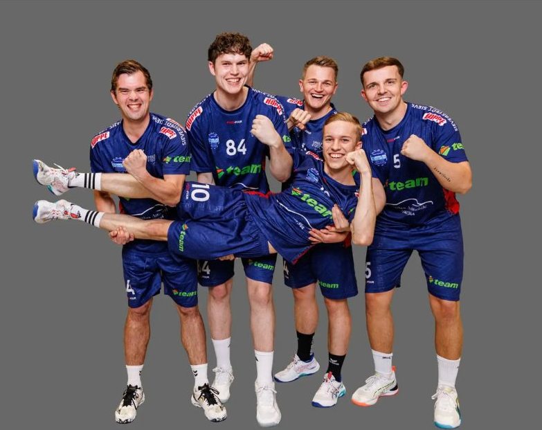 Spieler des TSV Sieverstedt im individuellen Heimtrikot mit Sponsoren, gut gelaunt beim Fotoshooting